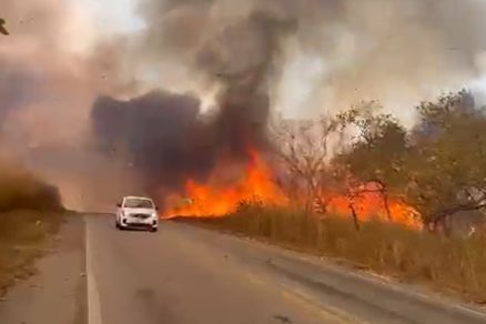 Corpo de Bombeiros combate incêndio em vegetação às margens da Estrada de Chapada