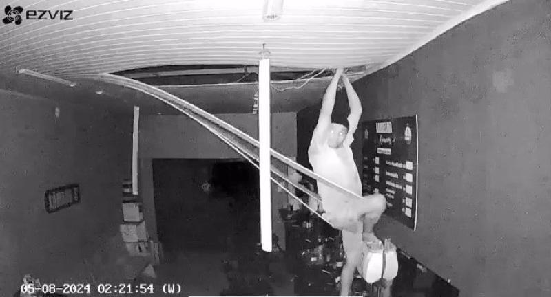 Criminoso invade loja de relógios pelo telhado em Cuiabá
