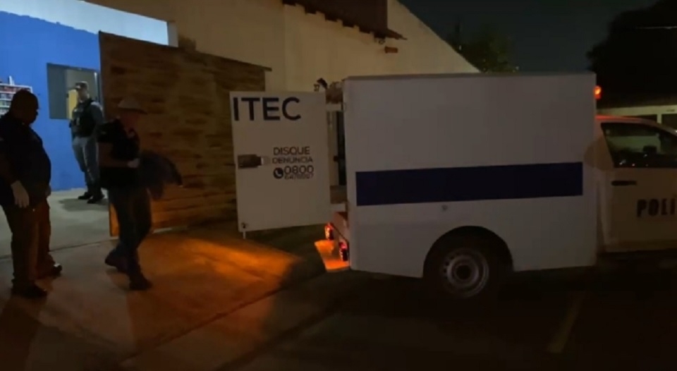 Pais saem para beber, deixam menores sozinhos e bebê morre engasgado