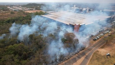Queimada em área verde faz Fórum de Cuiabá suspender expediente às pressas