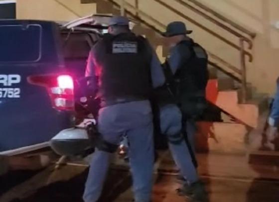 Escondido para executar rival, criminoso é morto em confronto com a PM