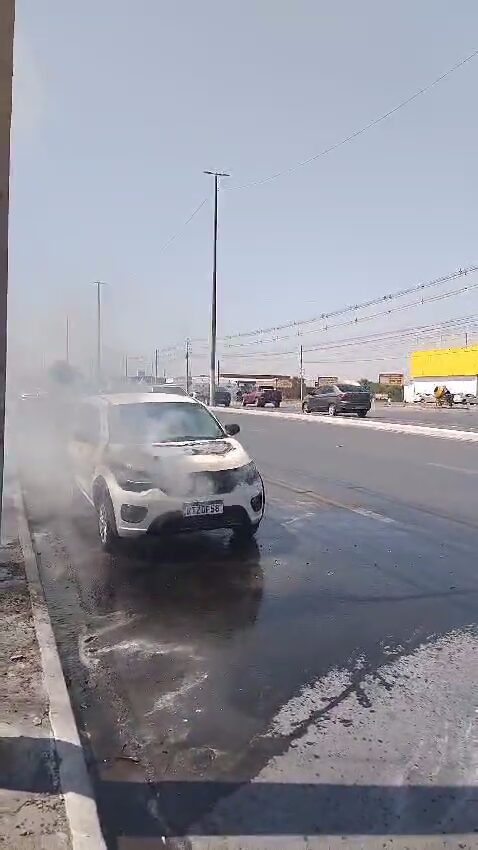 Carro pega fono na avenida Fernando Corrêa, em frente a loja Todimo