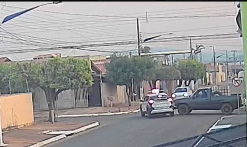 Motorista desrespeita sinalização e quase colide com viatura da PM em Pontes e Lacerda