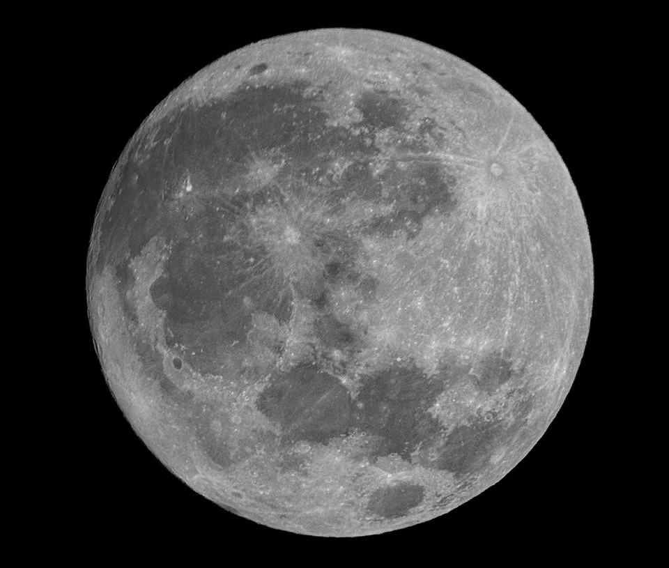 Superlua Azul pôde ser vista em todo o Brasil nessa última segunda-feira (19)
