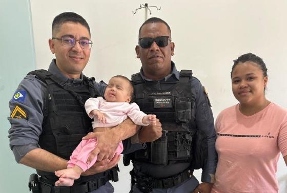 PMs salvam vida de bebê que caiu da cama e ficou desacordada