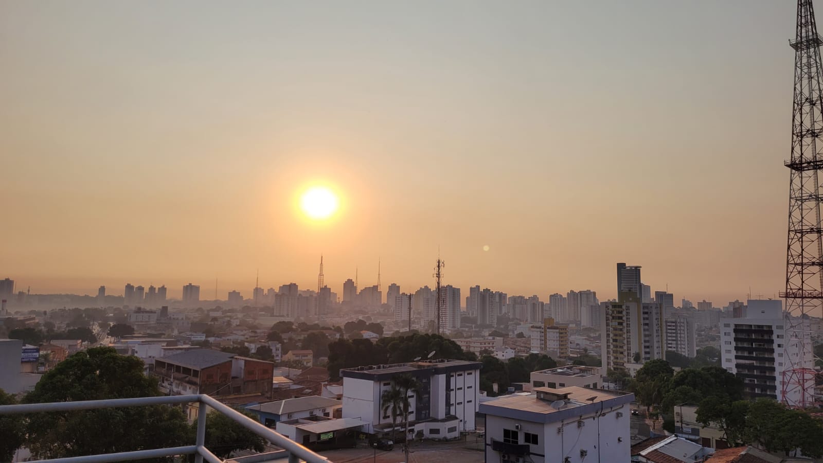 Fumaça cobre Mato Grosso: Estado lidera focos de calor em agosto