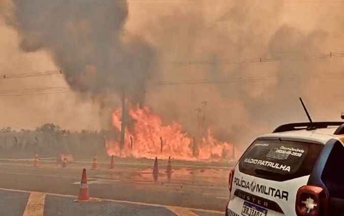 Incêndio de grandes proporções atinge posto avançado da PM na Estrada de Chapada