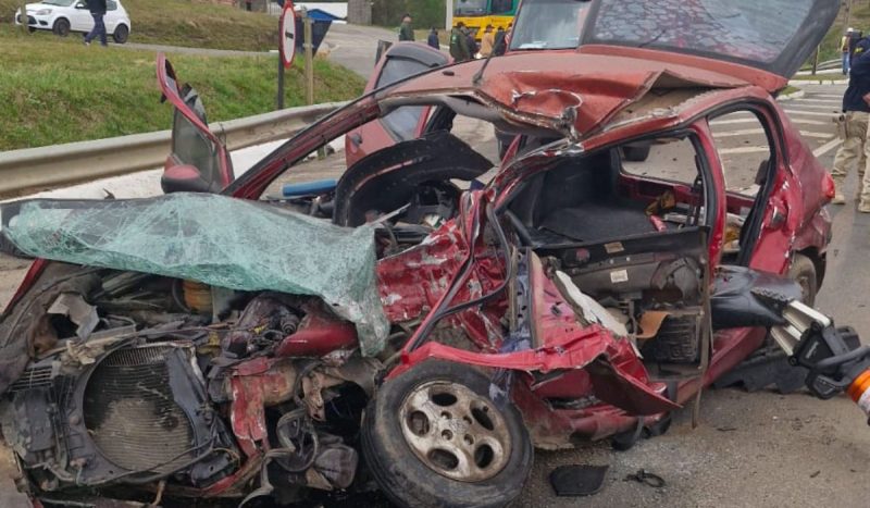 Acidente grave destrói carro na BR-116, mas passageiros sobrevivem; VEJA FOTOS