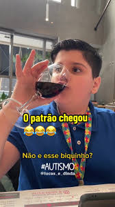 Garçom chama criança autista de “patrão” e transforma refeição em experiência única; VEJA VÍDEO
