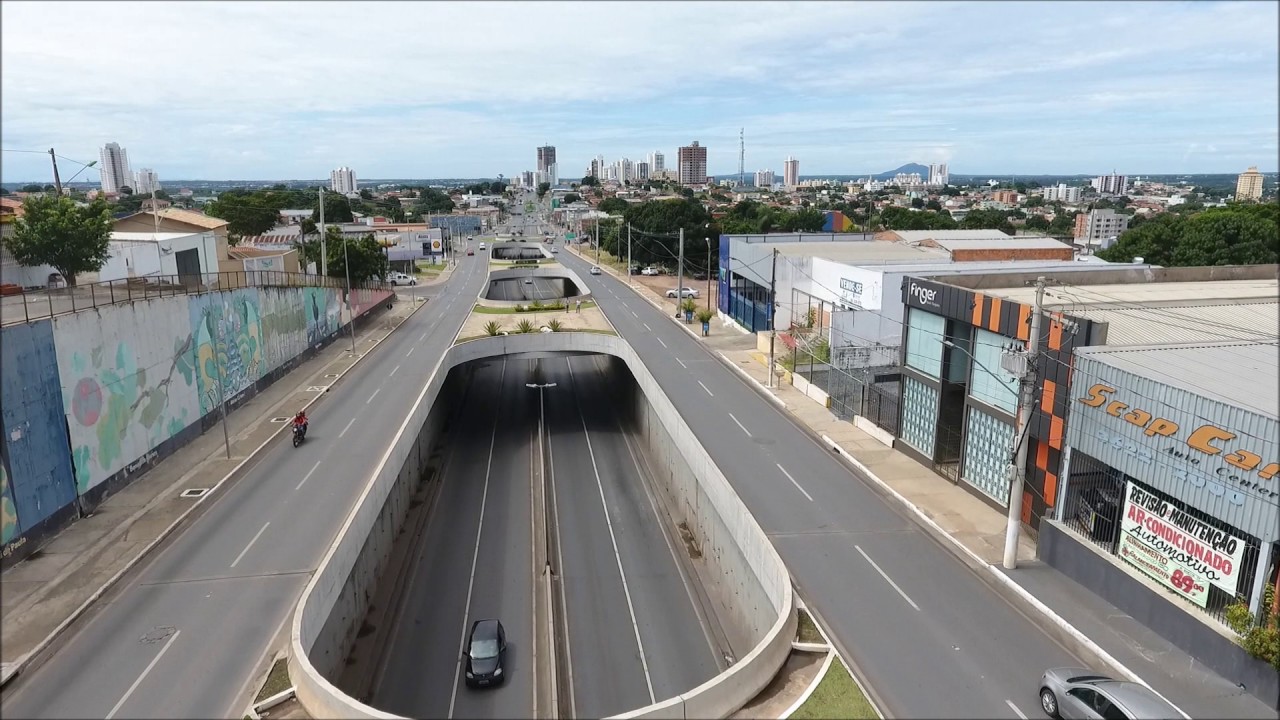 Homem é flagrado puxando comboio de carrinhos de brinquedo em Cuiabá