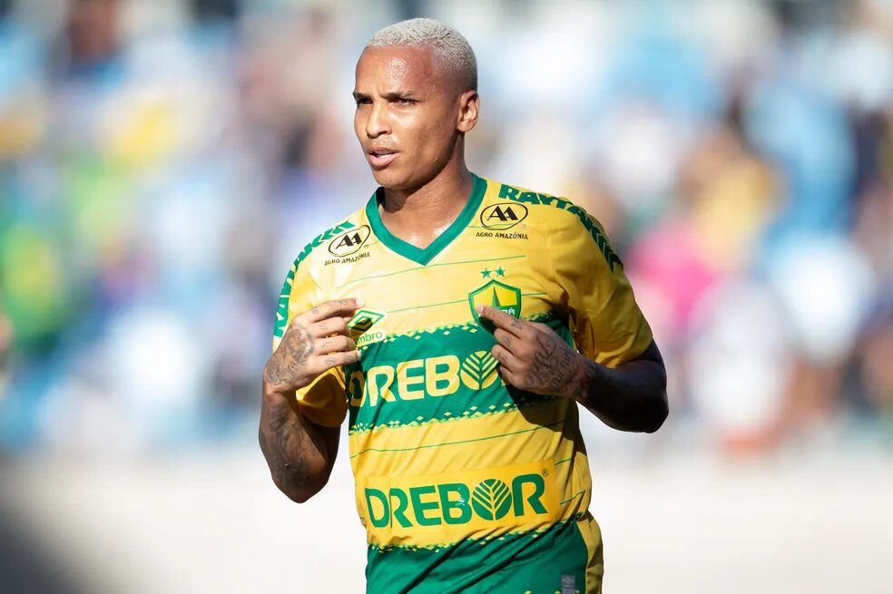 Deyverson comemora gol pelo Cuiabá contra o Bahia