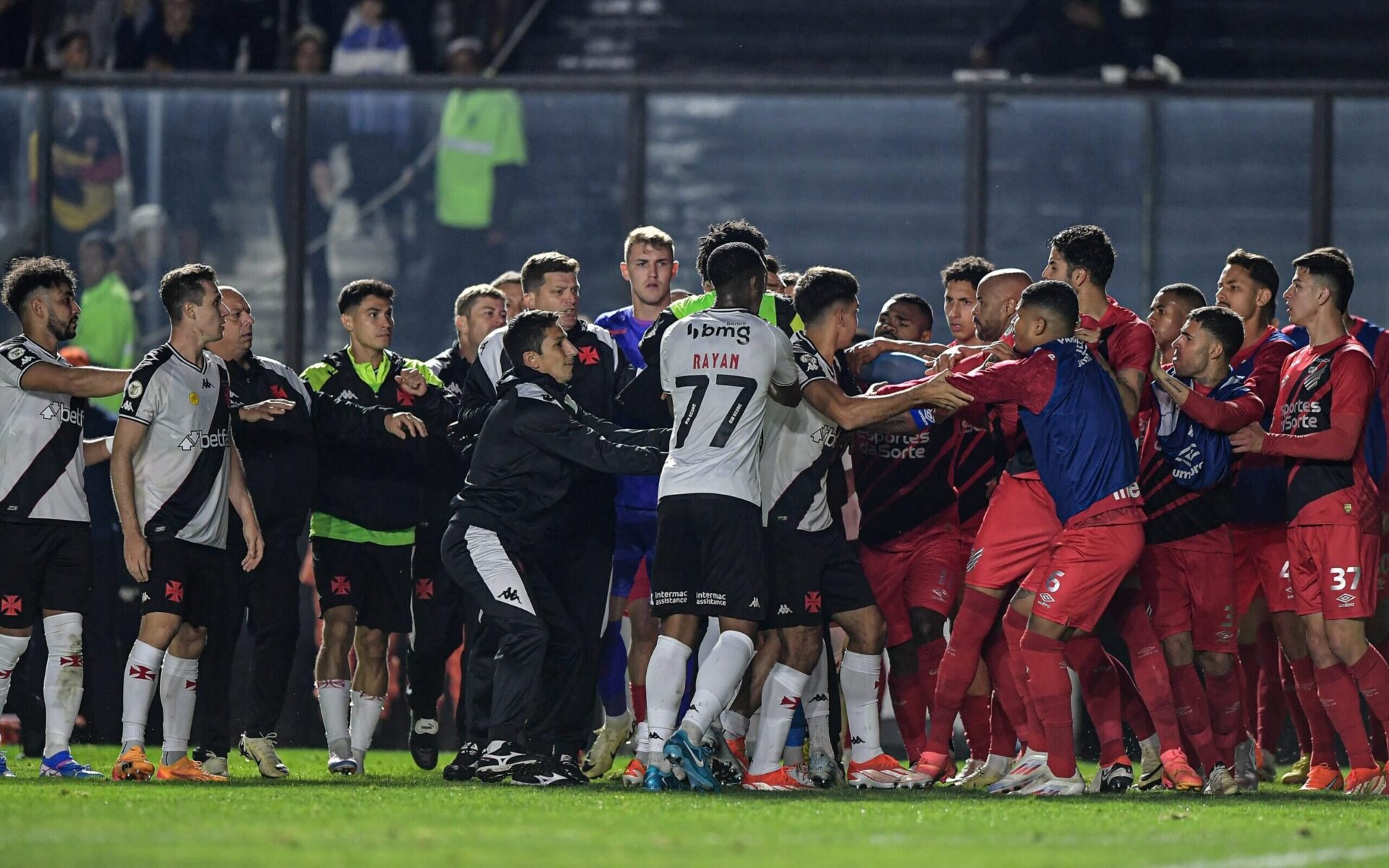 Vasco vence Athletico, mas confusão marca o fim do jogo em São Januário; veja vídeo