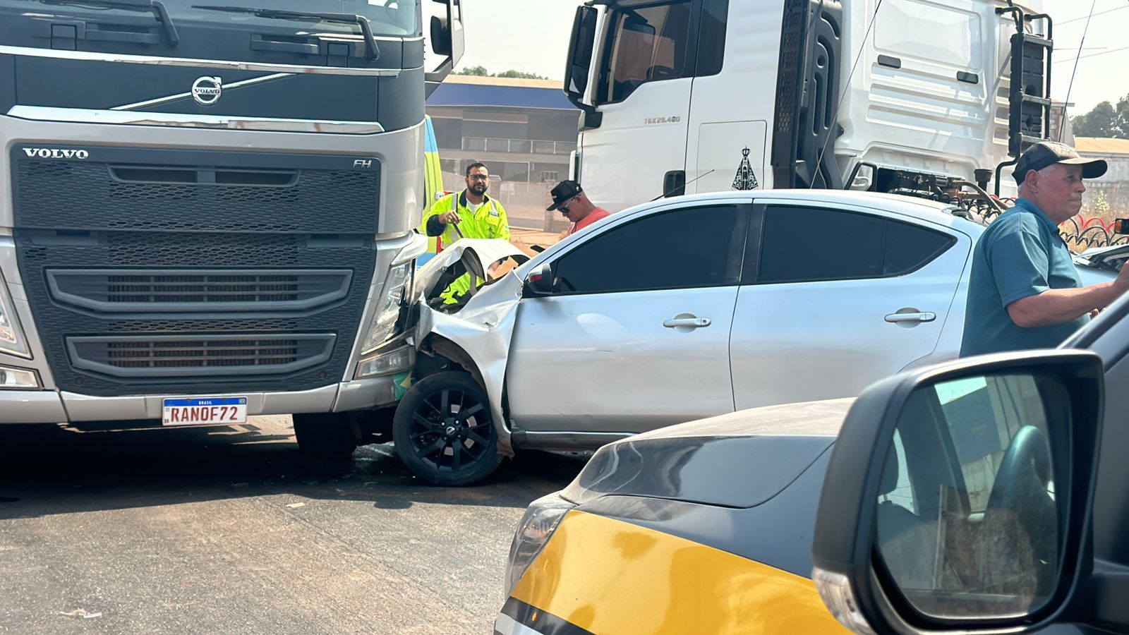 Carro fica destruído após acidente com duas carretas na Rodovia dos Imigrantes