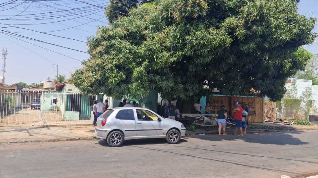 Homem morre eletrocutado ao cortar árvore em residência de Várzea Grande