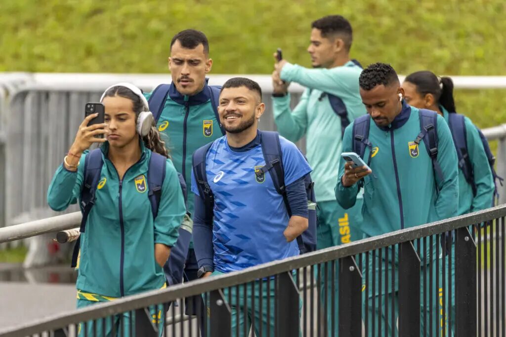 Atletas brasileiros chegam a Paris para os Jogos Paralímpicos 2024