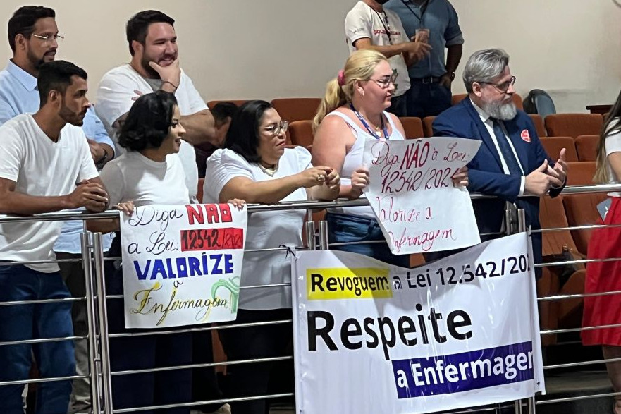 AL-MT revoga lei que limitava cuidados íntimos por enfermeiros do mesmo sexo