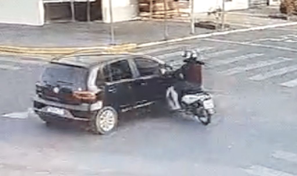 Condutor de carro na contramão colide em motociclista e foge em Sinop