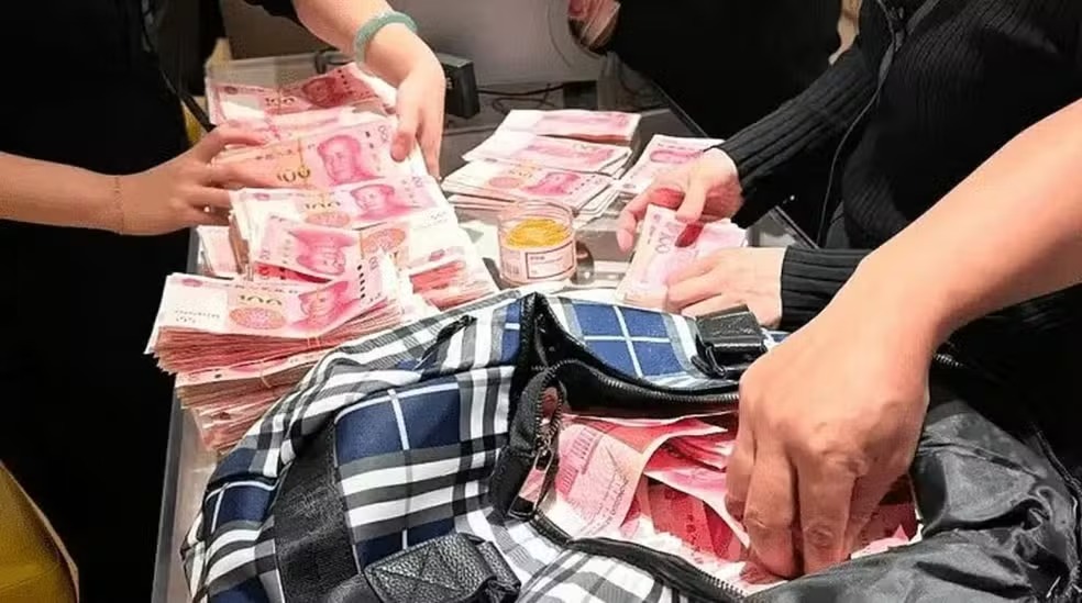 De cliente ignorada a vingadora, a história da mulher que deixou marca de luxo sem venda; ENTENDA O CASO
