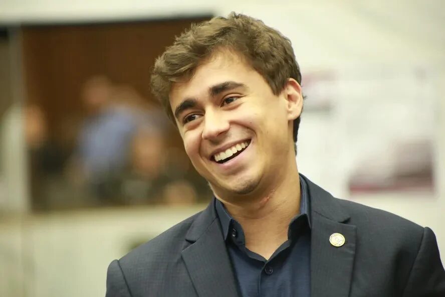 Nikolas Ferreira toma café da manhã com fãs e candidatos em Várzea Grande