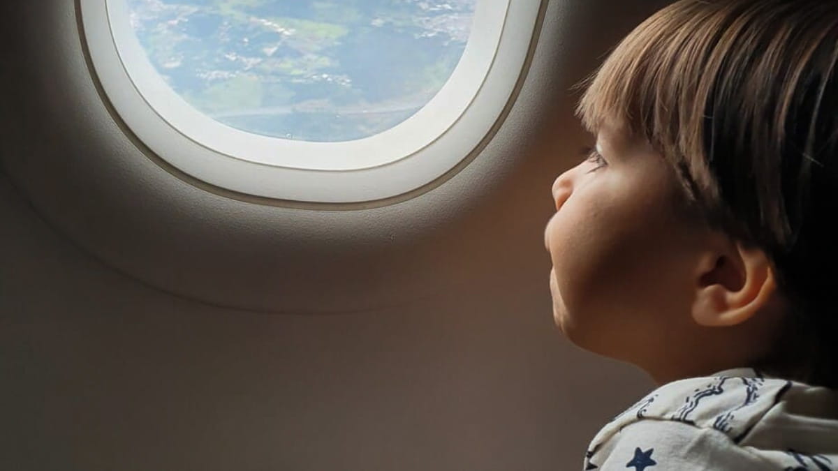 Passageiras trancam bebê em banheiro de avião na China e geram revolta; ENTENDA