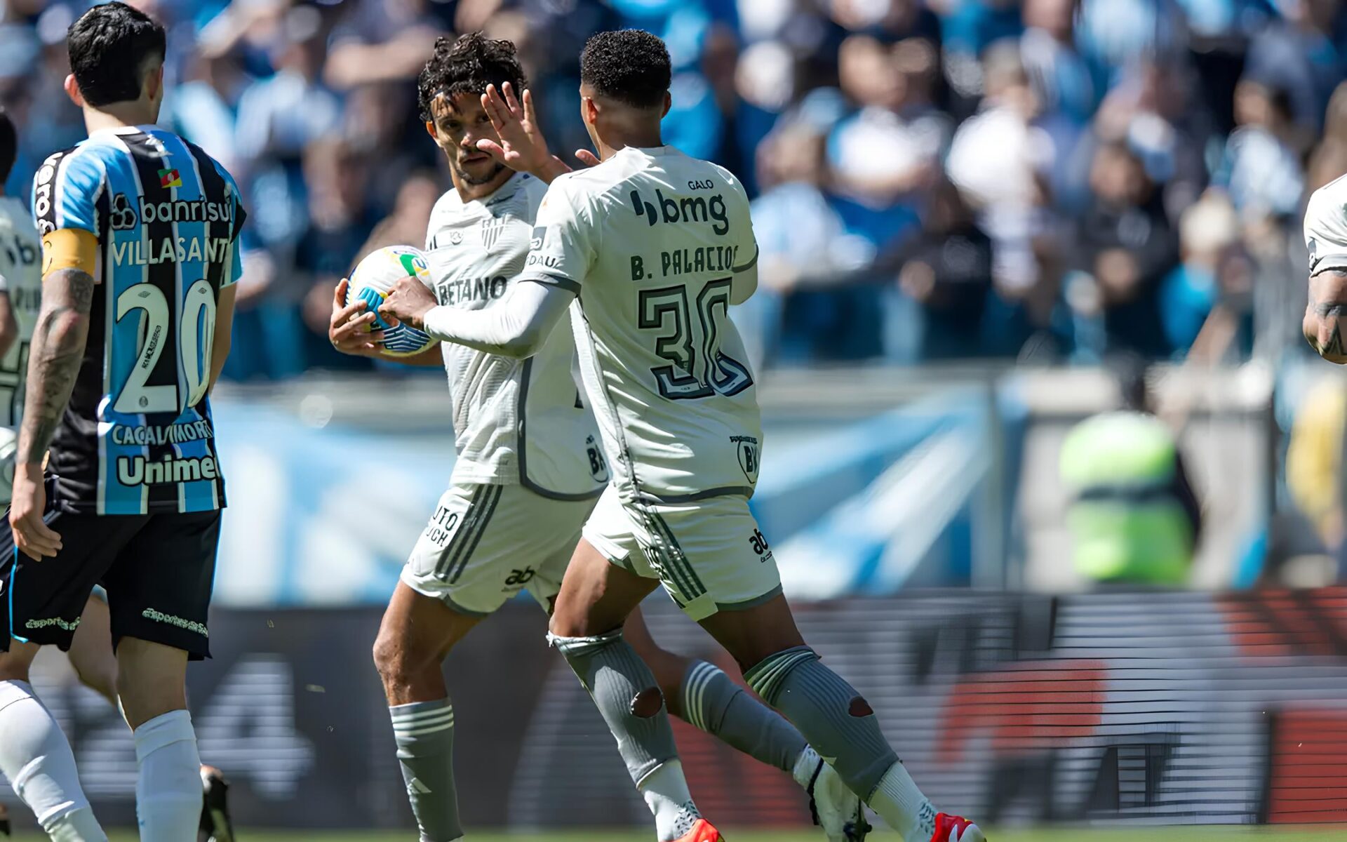 Atlético-MG vence Grêmio nos acréscimos e frustra reabertura da Arena