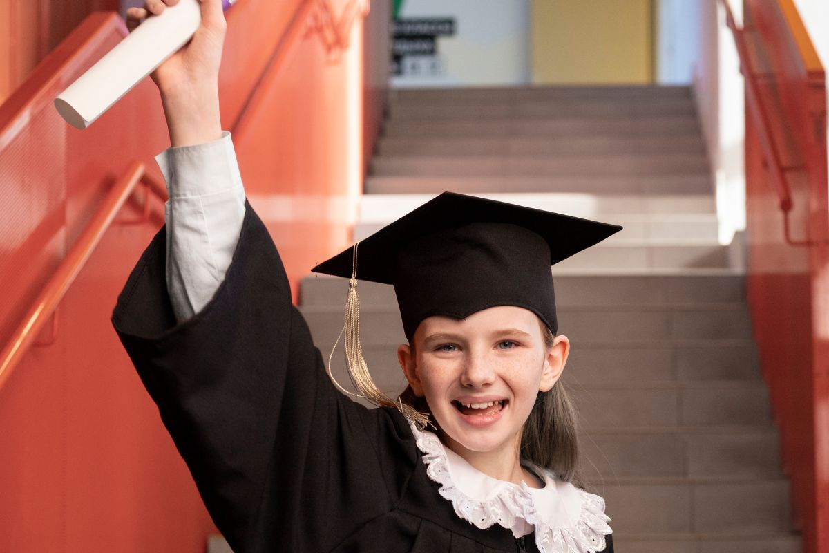 Garotinha viraliza com reação hilária em formatura da escola; VEJA VÍDEO