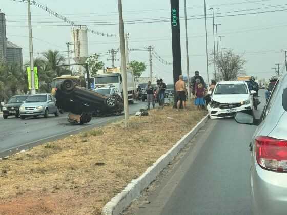 Carro capota na Avenida Mário Andreazza e deixa população em alerta