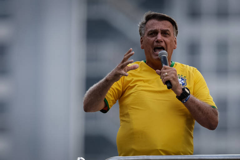 Bolsonaro mantém presença em ato após passar mal; VEJA VÍDEO