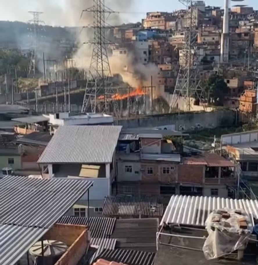 Incêndio em linha de transmissão provoca apagão na Zona Norte do RJ; SAIBA DETALHES
