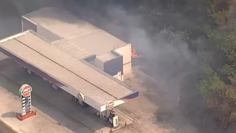 Incêndio ameaça posto de gasolina em Pirituba, Zona Norte de SP; VEJA FOTOS