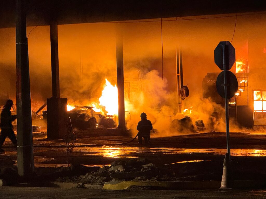 Incêndio destrói empresa, carretas e carros em Sorriso