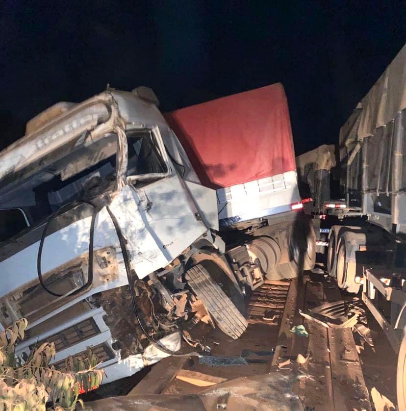 Duas carretas se envolvem em colisão em trecho sob ponte no Nortão