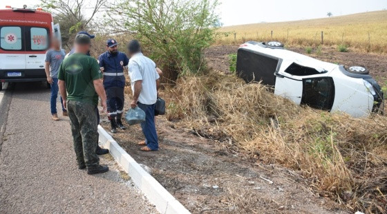 Motorista idoso bate carro em carreta, sai da pista e capota durante tentativa de ultrapassagem