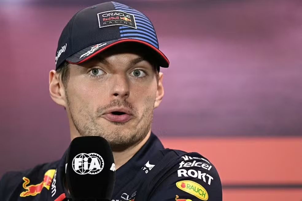 Verstappen recebe punição com serviço comunitário por palavrão em coletiva