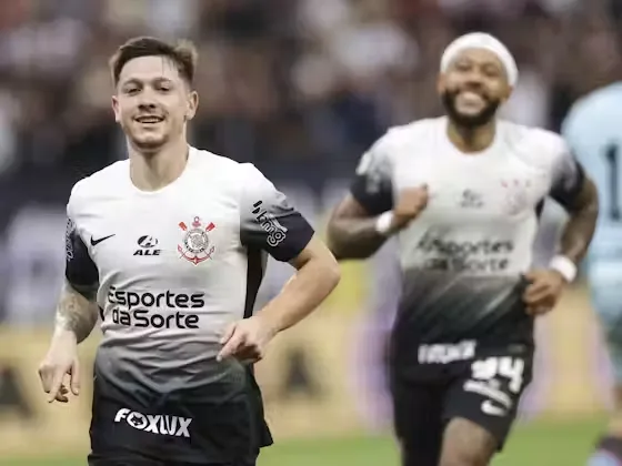 Garro e Depay comemoram gol do Corinthians