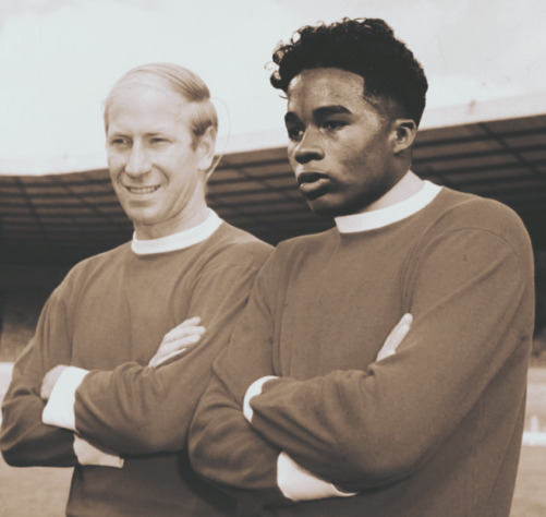Jovens viralizam ao tirar cartas de Endrick e Bobby Charlton no EA Sports FC 25