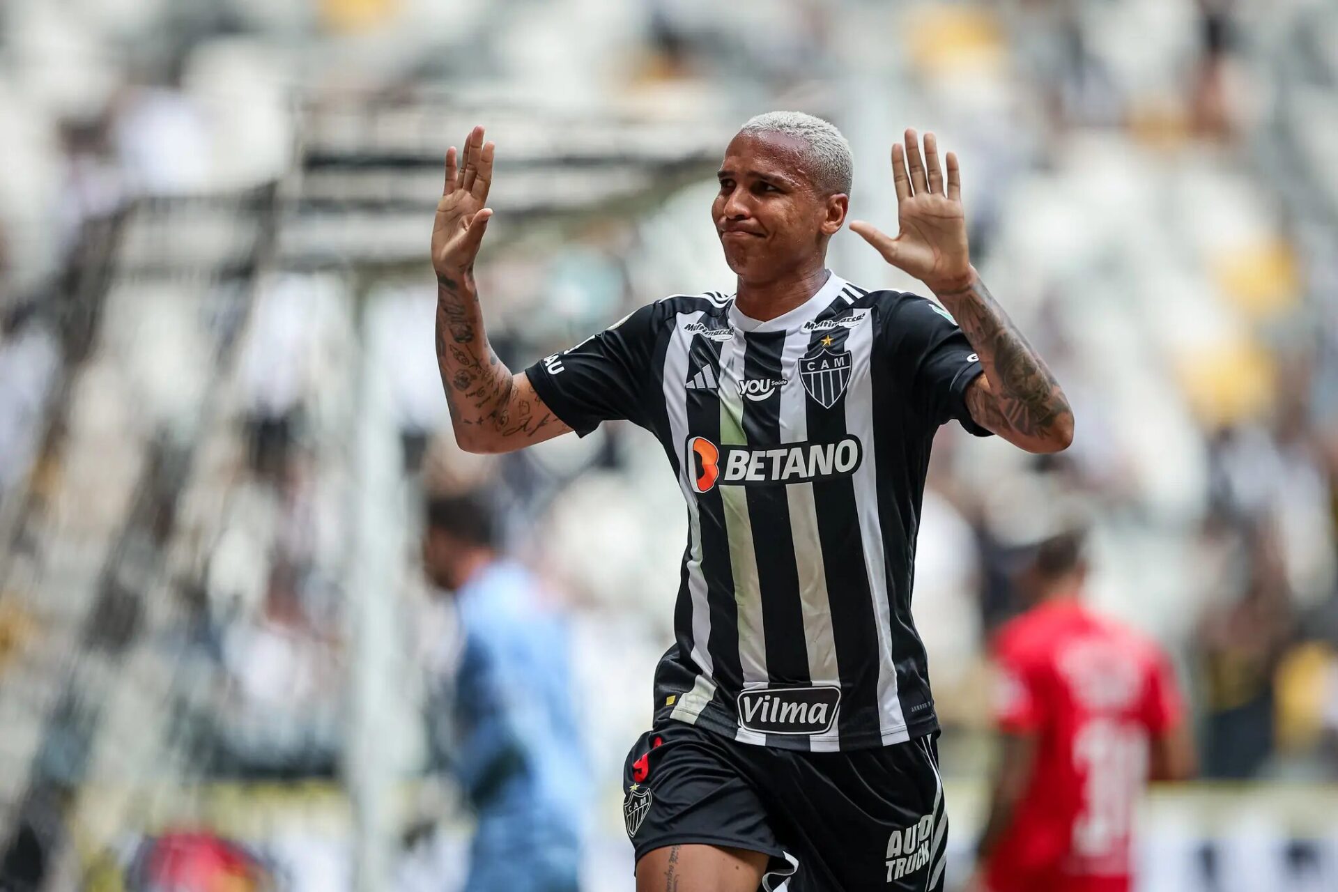 Com Deyverson protagonista, Atlético-MG vence o Bragantino e sobe no Campeonato Brasileiro