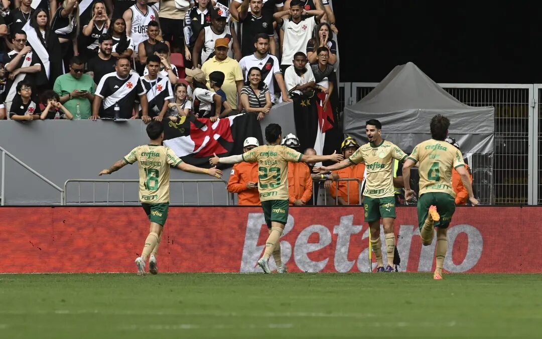 Jogadores do Palmeiras comemoram gol com Flaco López sobre o Vasco, pelo Brasileirão
