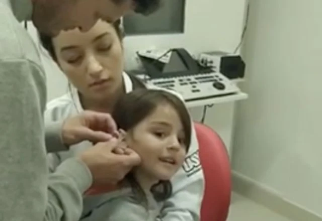 Emanuelly Mendes ouve pela primeira vez aos seis anos e emociona as redes sociais