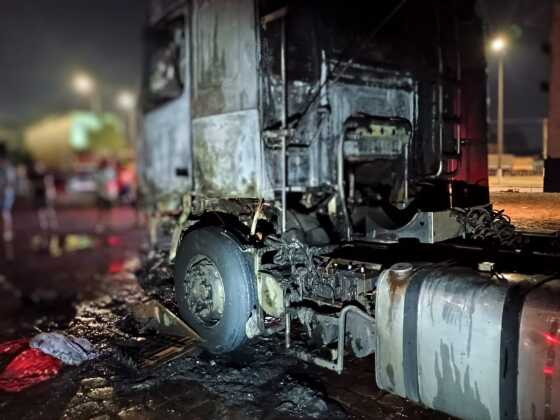 Caminhão pega fogo em pátio de posto de combustível em MT