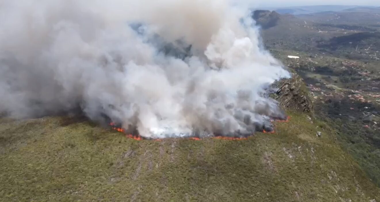 Incêndio em Chapada dos Guimarães (MT) atinge casas e áreas rurais