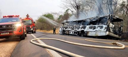Ônibus de empresa particular é destruído pelo fogo no Anel Viário, em Rondonópolis