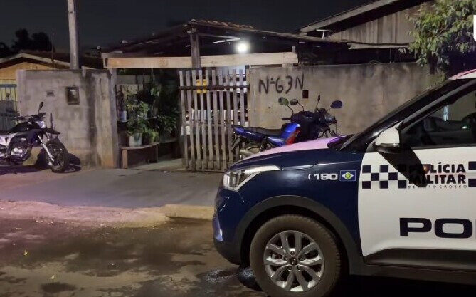 Bandidos passam de moto e atiram contra mulher na varanda de casa em MT