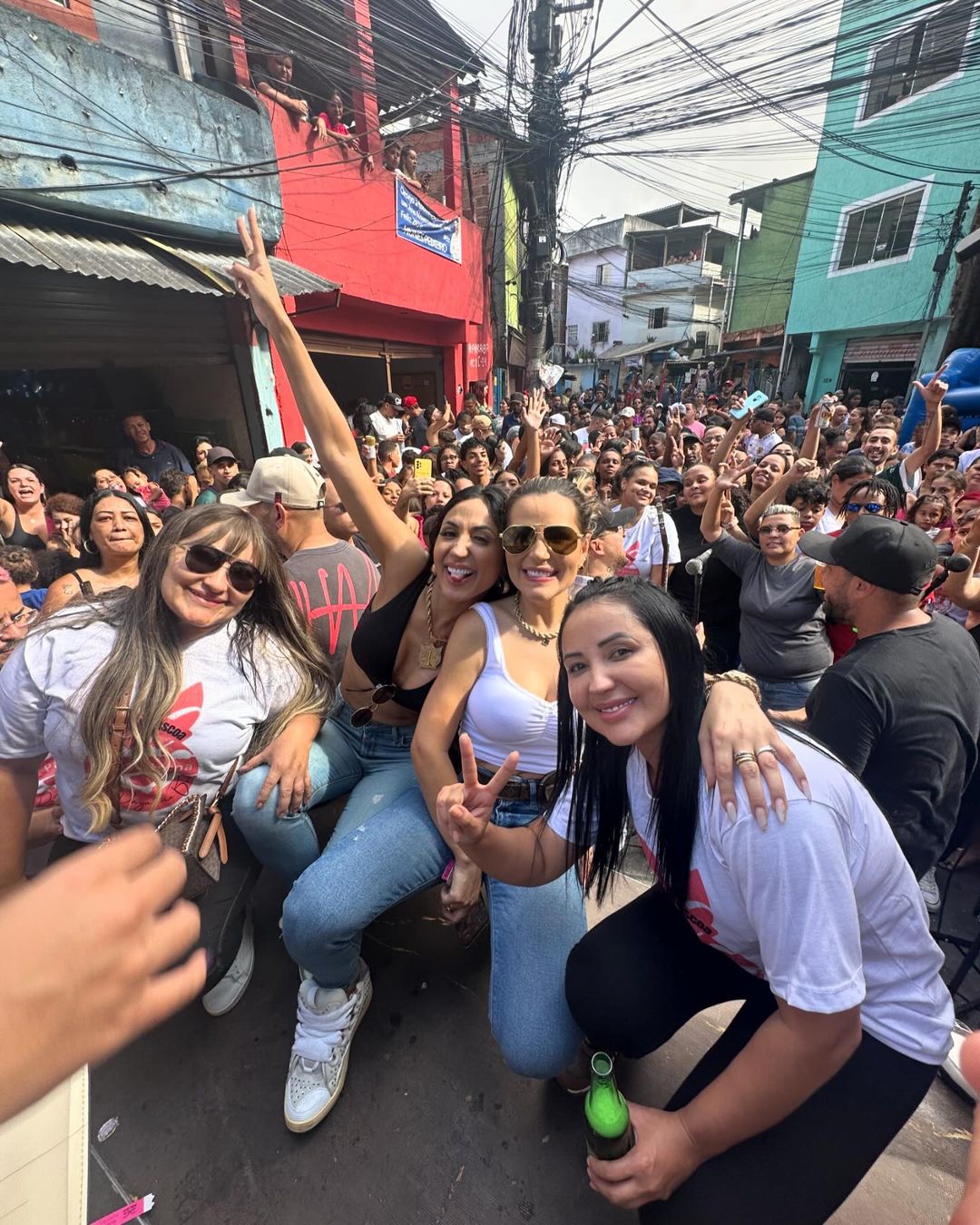 Deolane Bezerra reencontra mãe após libertação em Recife; VEJA FOTOS