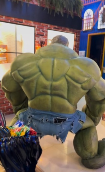 Hulk surpreende em festa infantil com rebolado e viraliza; VEJA VÍDEO