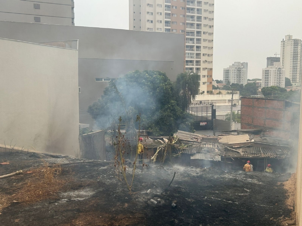 Terreno baldio ao lado de prédio e loja de móveis de luxo pega fogo no bairro Jardim Mariana