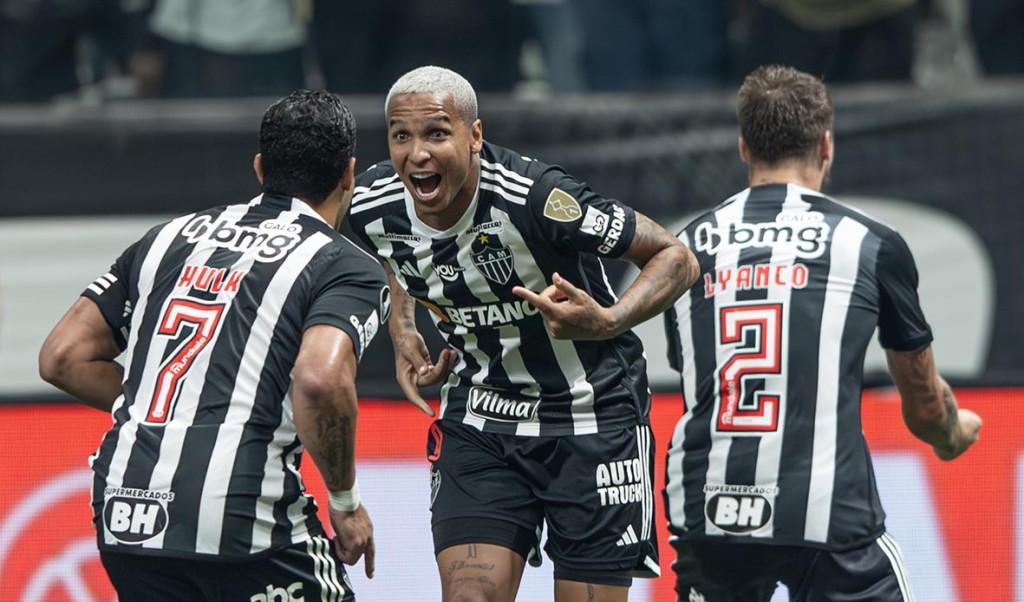Deyverson comanda vitória do Atlético-MG e jogadores comemoram classificação no vestiário