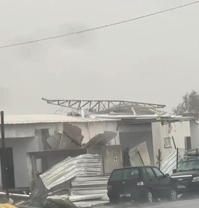 Chuva destrói casas e construção de escola