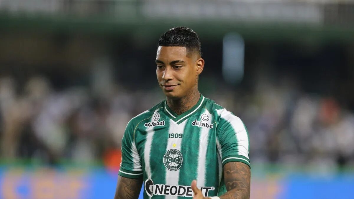 Alef Manga é reintegrado ao Coritiba após suspensão por envolvimento em apostas esportivas