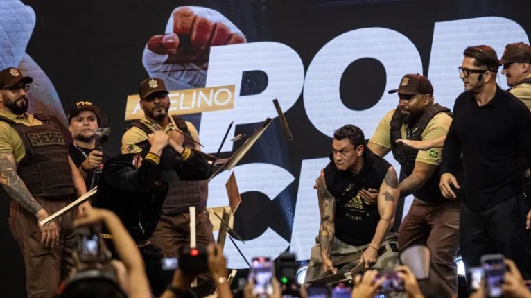 Popó acerta cadeirada em El Chino Miranda durante coletiva do Fight Music Show 5